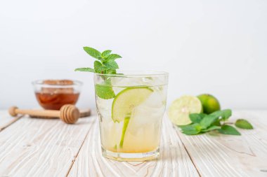 Naneli buzlu bal ve limonlu soda, ferahlatıcı içecek.