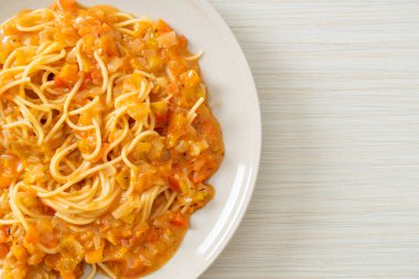 Kremalı domates soslu spagetti makarna veya pembe sos.