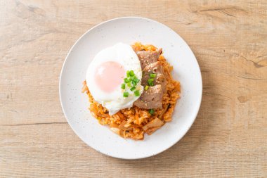 Kore usulü kızarmış yumurta ve domuz etli kimchi pilavı.