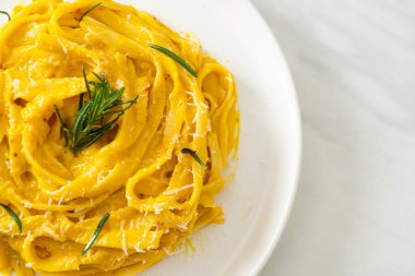 Fettuccine spagetti ve tereyağlı krema soslu makarna.