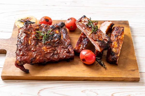 Izgara ve ızgara domuz pirzolası.