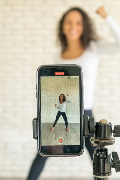 Latynoska Kobieta Influencer Stworzyła Swój Taneczny Filmik Pomocą Smartfona Udostępnianie — Zdjęcie stockowe