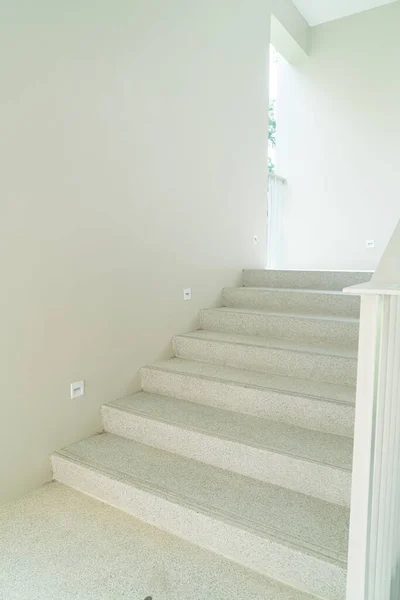 美しい階段と白い手すり — ストック写真