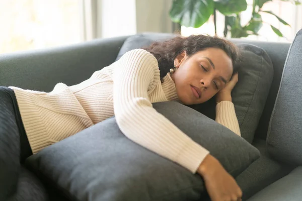 Wanita Latin Tidur Sofa Rumah — Stok Foto