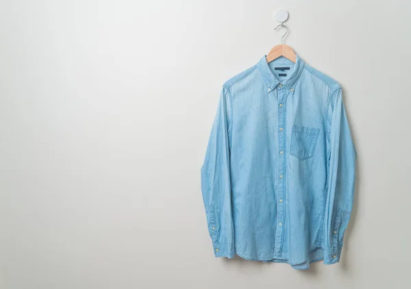 Hangend Jean Shirt Met Houten Hanger Aan Muur — Stockfoto