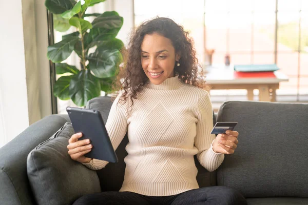 Mujer Latina Usando Tableta Mano Sosteniendo Tarjeta Crédito Concepto Compras — Foto de Stock