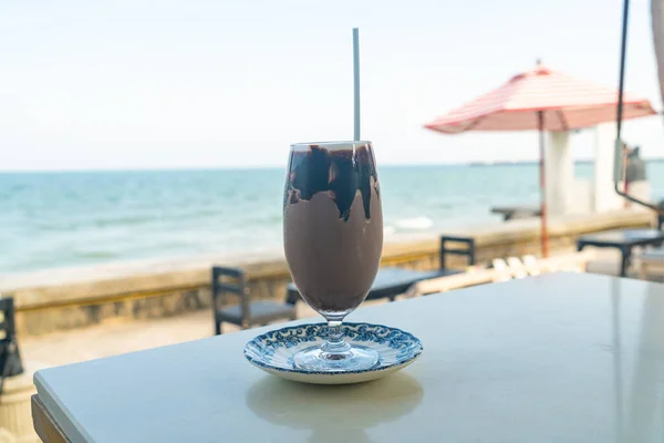 Milkshake Cioccolato Ghiacciato Con Fondo Marino Oceanico — Foto Stock