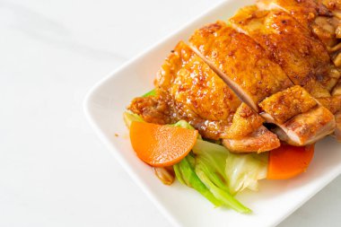 Teppanyaki teriyaki lahana ve havuçlu tavuk bifteği.