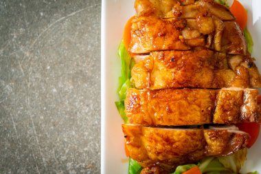 Teppanyaki teriyaki lahana ve havuçlu tavuk bifteği.