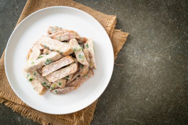 Şeker kaplı taro ya da Kıtır Tatlı Taro tabakta