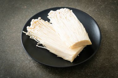 taze enoki mantarı ya da tabakta altın iğne mantarı