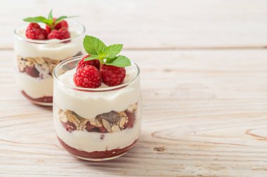 Tahıllı taze ahududu ve yoğurt.