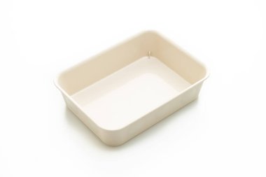 Beyaz arkaplanda plastik tepsi veya plastik kutu izole