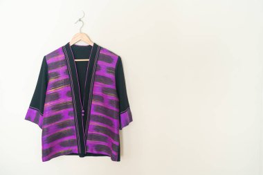 Duvarında ahşap askı asılı güzel bir kadın gömleği.