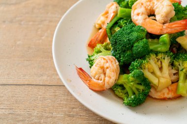 Karidesli kızarmış brokoli. Ev yapımı.