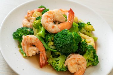 Karidesli kızarmış brokoli. Ev yapımı.