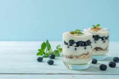 taze yaban mersini ve yoğurt taneli - sağlıklı yiyecek tarzı