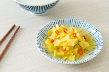 Baharatlı salata turşusu lahana ya da susam yağlı kereviz Asya yemeği tarzı.