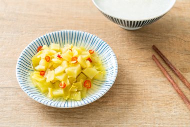 Baharatlı salata turşusu lahana ya da susam yağlı kereviz Asya yemeği tarzı.