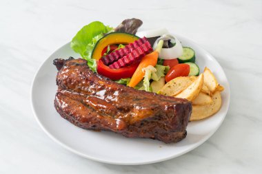 Izgara domuz pirzolası ve sebze.