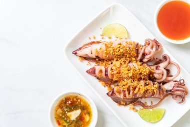 Sarımsaklı kızarmış kalamar - deniz ürünleri tarzı.