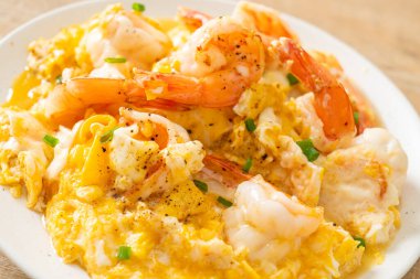 Karidesli ev yapımı kremalı omlet veya çırpılmış yumurta ve karides.
