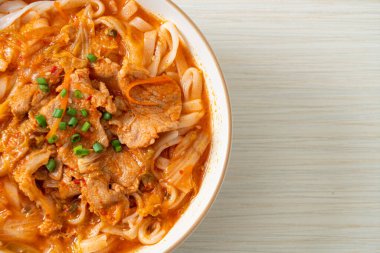 Kore udon eriştesi ve kimchi çorbası, Asya usulü.