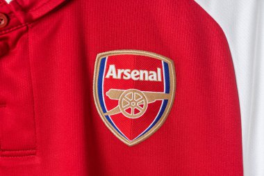 Bangkok, Tayland - 18 Ocak 2022: Arsenal retro tişört ev forması üzerindeki Arsenal logosunu kapat