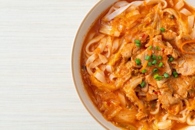 Kore udon eriştesi ve kimchi çorbası, Asya usulü.