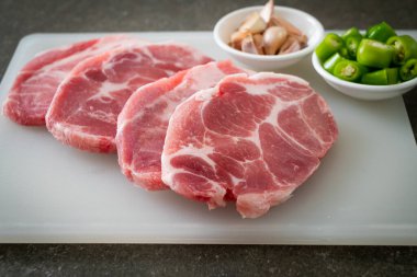 Taze domuz boyunlu ya da yakalı domuz eti ve terbiye edilecek malzemeler.