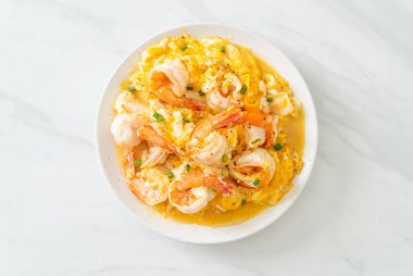 Karidesli ev yapımı kremalı omlet veya çırpılmış yumurta ve karides.