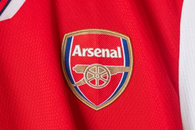 Bangkok, Tayland - 18 Ocak 2022: Arsenal forması üzerindeki Arsenal logosunu kapat.