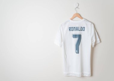 Bangkok, Tayland - 18 Ocak 2022: Real Madrid forması ev forması 2014-2015 Duvarda Ronaldo ismi asılı