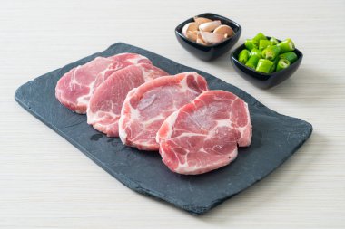 Taze domuz boyunlu ya da yakalı domuz eti ve terbiye edilecek malzemeler.