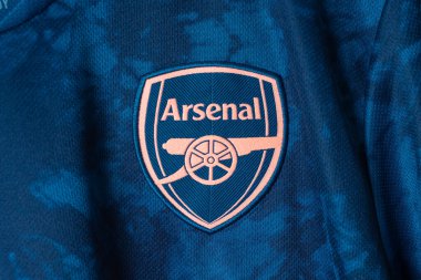 Bangkok, Tayland - 18 Ocak 2022: Arsenal tişörtündeki Arsenal logosunu kapatın.