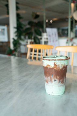 Masada naneli buzlu çikolatalı milkshake bardağı