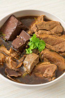 Güveçte ördek mi yoksa soya soslu ve baharatlı buğulanmış ördek mi? Asya usulü.