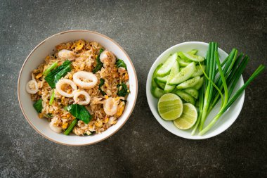 Kalamarlı ya da ahtapotlu pilav. Kalamar, yumurta ve lahana ile kızartılmış pirinç.