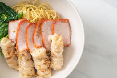 Barbekü Kırmızı Domuz eti ve Asya usulü Çorbalı Wonton Eriştesi.