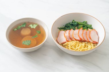 Barbekü Kırmızı Domuz Eriştesi Çorbalı - Asya usulü