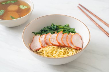 Barbekü Kırmızı Domuz Eriştesi Çorbalı - Asya usulü