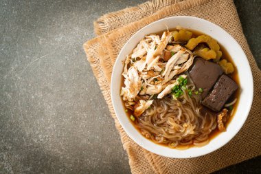 Kahverengi Çorba Kasesinde haşlanmış Tavuk Eriştesi - Asya usulü