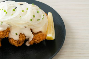 Kore usulü kremalı soğan soslu kar soğanı tavuğu ya da kızarmış tavuk.