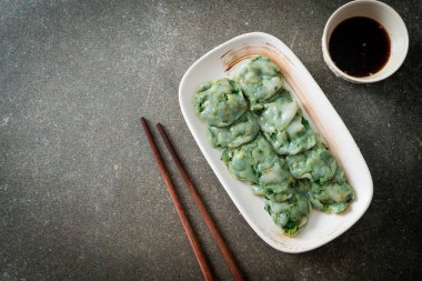 Soslu buğulanmış frenk soğanı. Asya usulü.