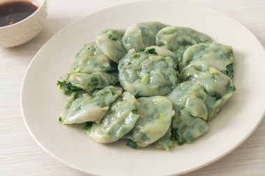 Soslu buğulanmış frenk soğanı. Asya usulü.