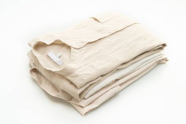 bej gömlek katlaması beyaz arkaplanda izole edildi