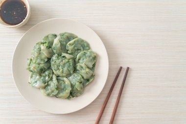 Soslu buğulanmış frenk soğanı. Asya usulü.