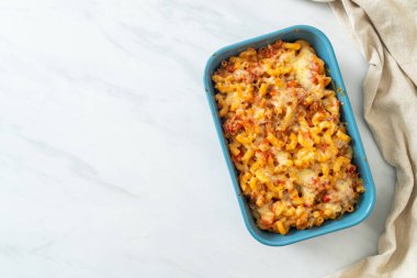 İtalyan usulü peynirli ev yapımı fırında makarna.