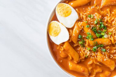 Kore hazır şehriyesi ve Kore baharatlı soslu Tteokbokki, Rabokki - Kore yemeği tarzı.