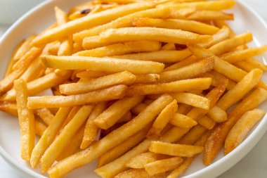 Patates kızartması ya da ekşi krema ve ketçaplı patates cipsi.
